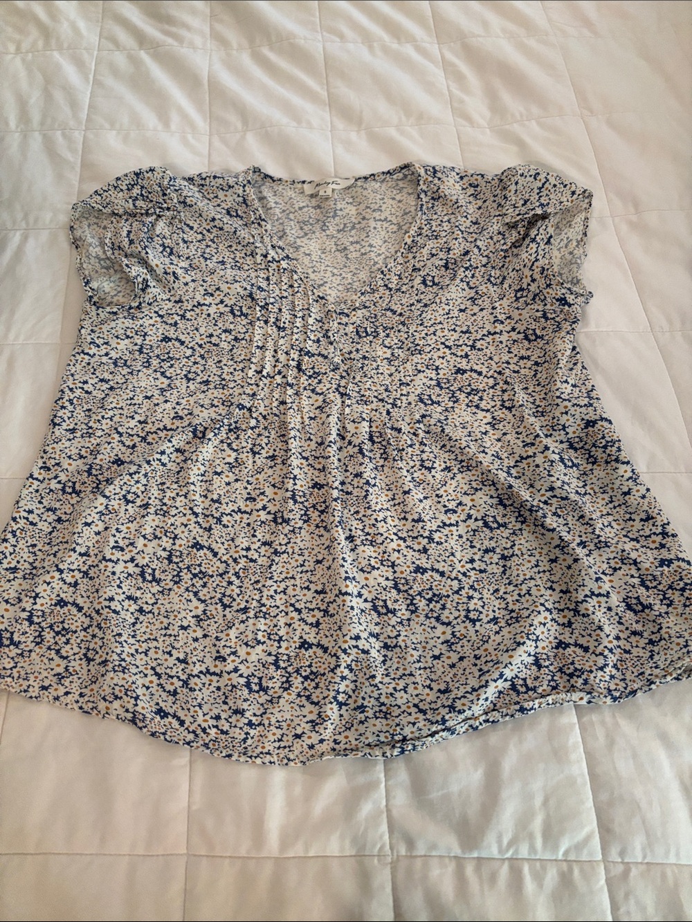 Monday Fun Sz small rayon Lightweight Blue Floral V-Neck Women’s Top daisy Sz S